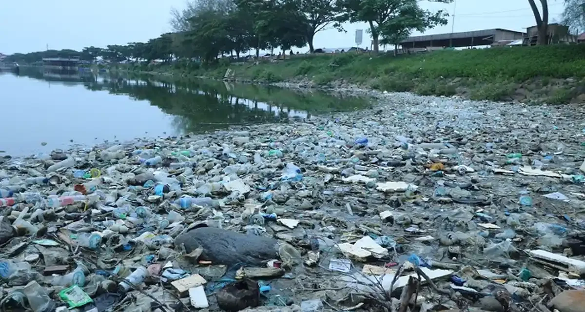 Tumpukan Sampah Penuhi Waduk Badovc, Warga Kosovo Resah
