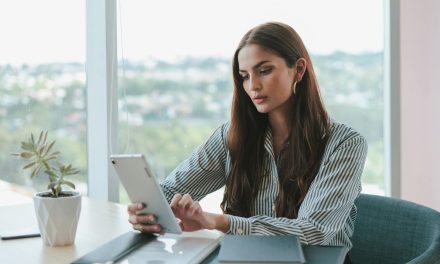 Perempuan Mandiri Menaklukkan Dunia Dengan Keberanian